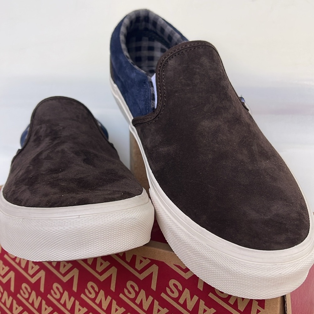 Vans Men’s Classic Slip-On
Pig Suede Plaid Brown/Navy
VN000BVZBF1
Sneakers - Picture 8 of 16